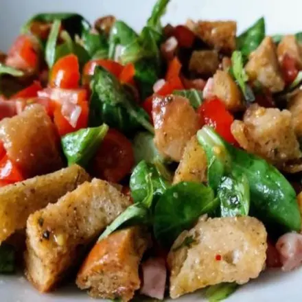 Feldsalat mit Croûtons