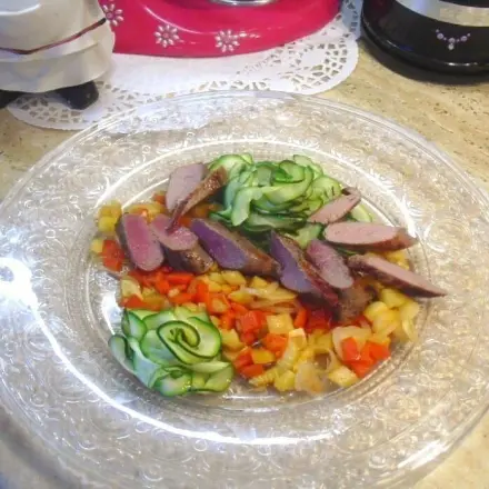 Schweinelende an frischem Salat und Gemüse