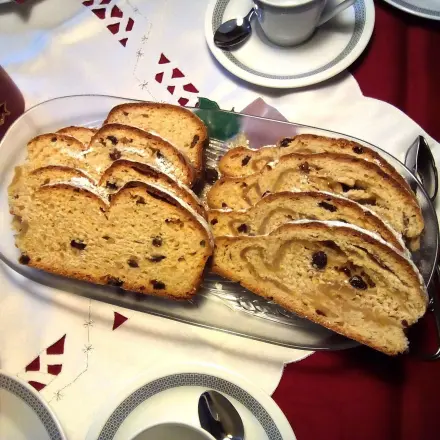 Marzipanstollen aus Hefeteig