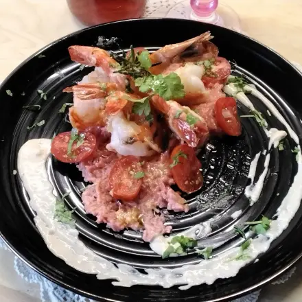 Black-Tiger-Garnelen auf Pinkreis-Risotto mit cremiger Soße