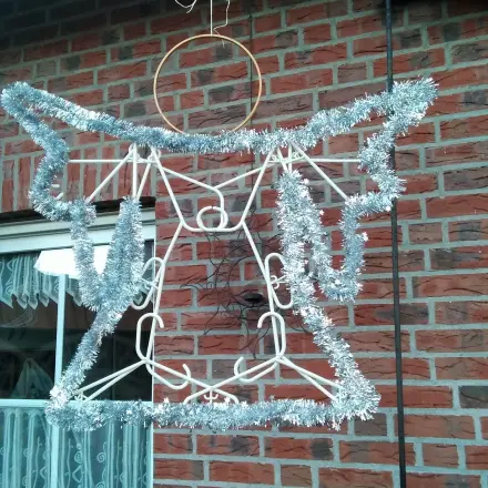 Weihnachtsdekoration: Engel aus Kleiderbügeln
