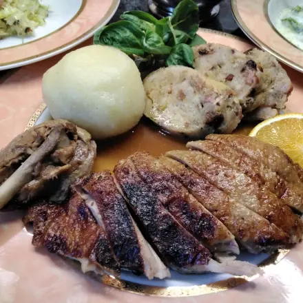 Entenbraten mit Semmelknödelrolle und Salaten
