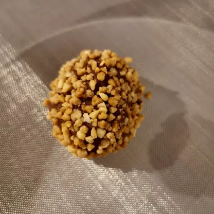 Kuchenreste verwerten: Schokokugeln selber machen mit Glasur