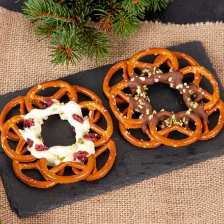 Weihnachtliche Brezel-Kränze