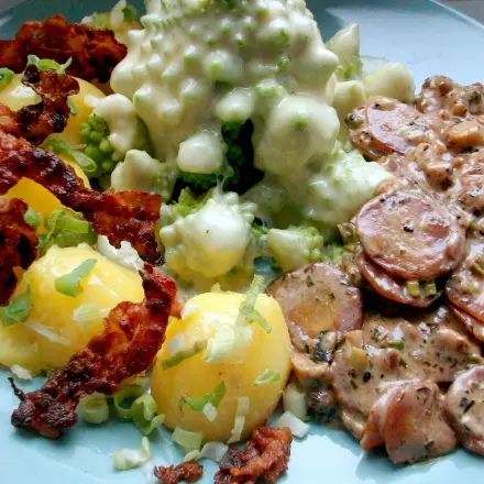 Überbackener Romanesco mit Urkarotte, Kartoffeln und Speck
