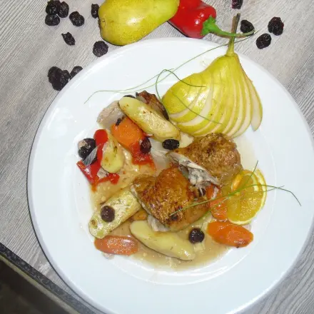 Hähnchenschlegel auf Gemüse mit fruchtiger Soße