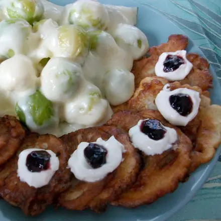 Überbackener Rosenkohl mit Birnenküchlein
