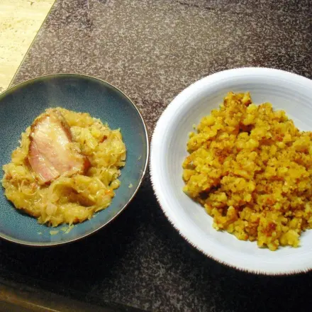 Kartoffelsterz mit Sauerkraut und Speck