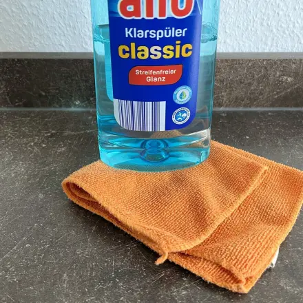 Polstermöbel und Teppich reinigen: Flecken mit Klarspüler entfernen