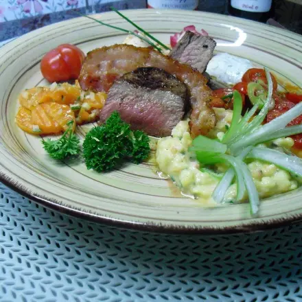 Bunter Salatteller mit Wildschweinsteak