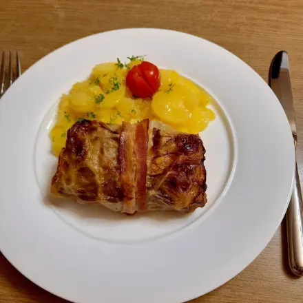 Krautwickel mit Speck fixieren