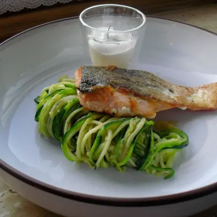 Lachs auf Zucchini-Spaghetti