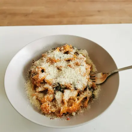 Pasta mit selbstgemachter Tomatensoße und Blattspinat