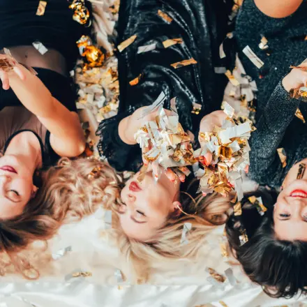 Mottoparty-Themen: 7 lustige Ideen für die WG-Party