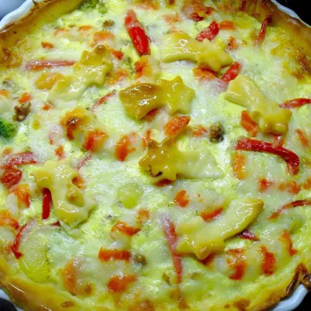 Gemüse-Quiche mit Lachs, Surimi und Käse