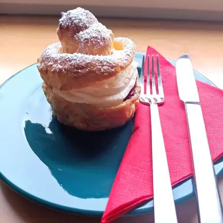 Windbeutel mit Kirschen und Sahne