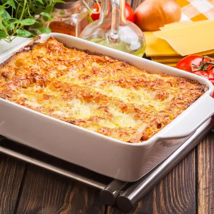 Lasagne mit Béchamelsoße und Feldsalat