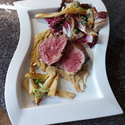 Saftiges Rinderfilet mit gebratenem Spargel