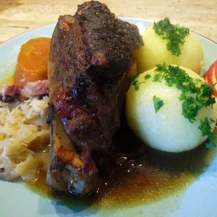 Fränkisches Schäufele mit Knödeln und dunkler Biersoße