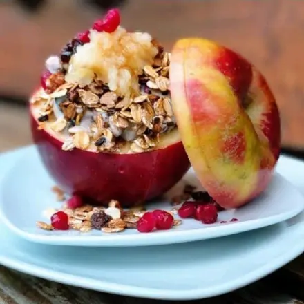 Früchtemüsli im Apfel