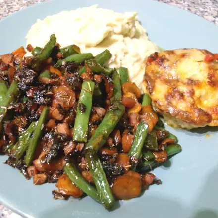 Bunter Gemüseteller mit Pastinakenpüree