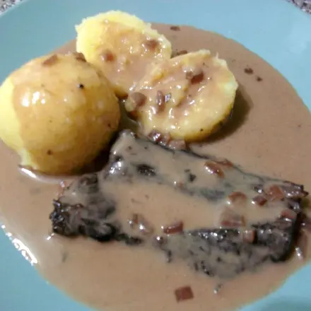 Rindersteak mit Rotwein-Sahnesoße und Kartoffelknödel