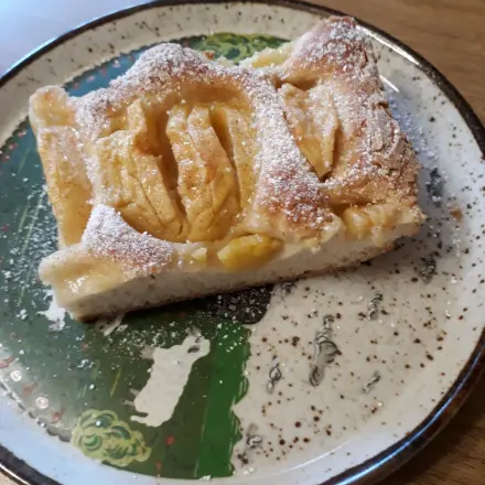 Apfelkuchen mit Dinkelhefeteig