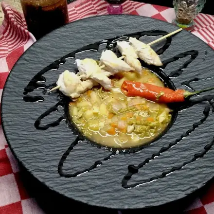Toskanische Gemüsesuppe mit Hähnchenspießen