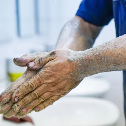 Ölige Hände mit Bodylotion reinigen