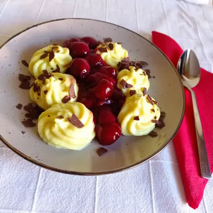Vanillecreme mit heißen Kirschen