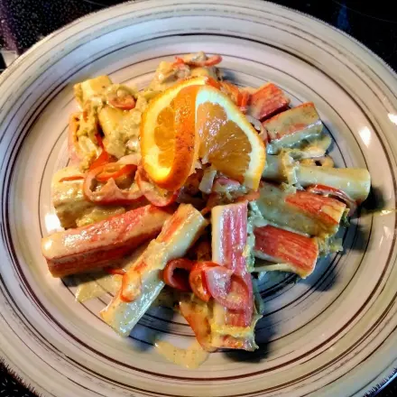 Chinakohl Pfanne mit Surimi, grüner Currpaste und Sahne Soße