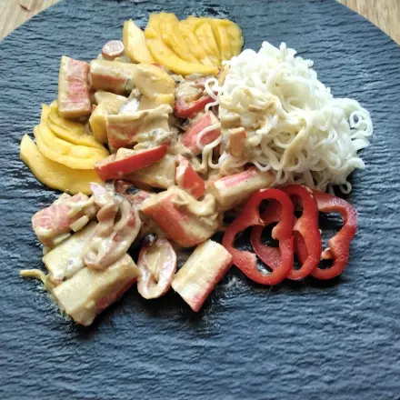 Schnelle Mie-Nudeln kochen: mit Mango, Knoblauch, Surimi und Kokossoße