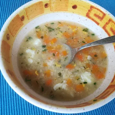 Hafer-Kraftsuppe mit Karotten und Ei