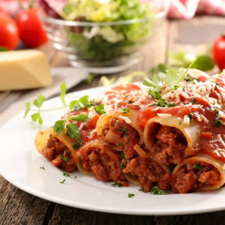 Gefüllte Cannelloni mit Hackfleisch und Béchamelsoße - ein Klassiker