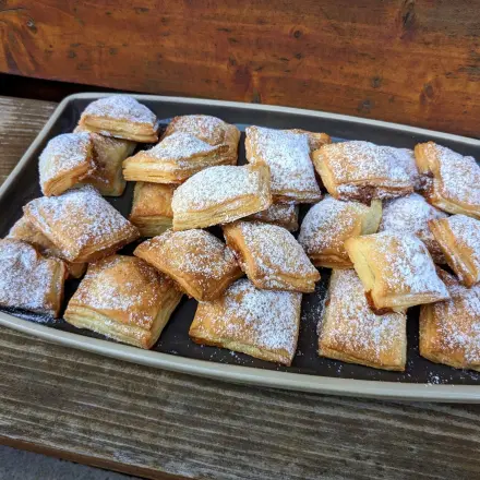 Süße gefüllte Schmand-Teigtaschen - z. B. mit Toffifee