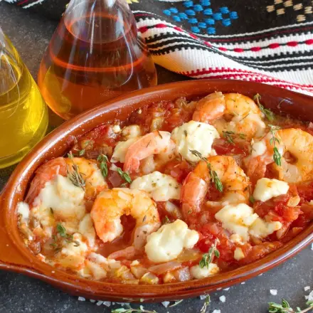 Garnelen mit Tomatensoße und Feta-Käse