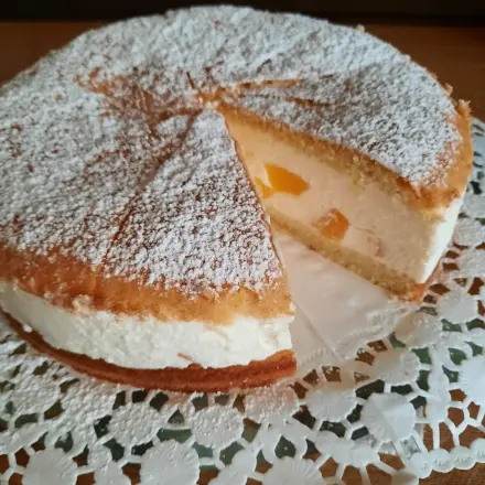 Käse-Sahne-Torte mit Pfirsichen