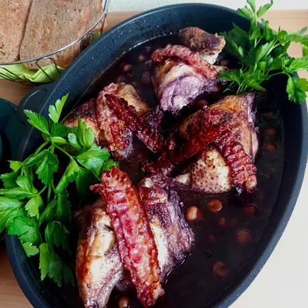 Geschmortes Rotwein-Hähnchen