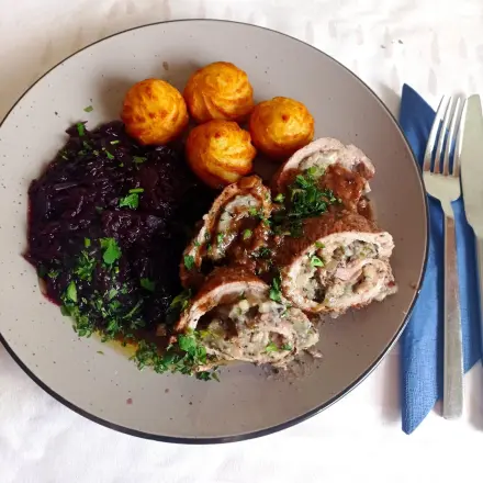 Involtini vom Kalb mit Salbei, Schinken und Kartoffel-Pilz-Füllung