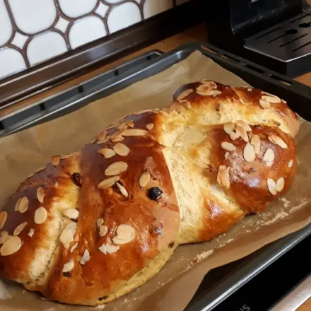 Osterzopf mit Rosinen