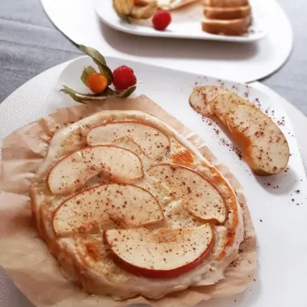 Süßer Flammkuchen mit Apfel - schnelles Rezept