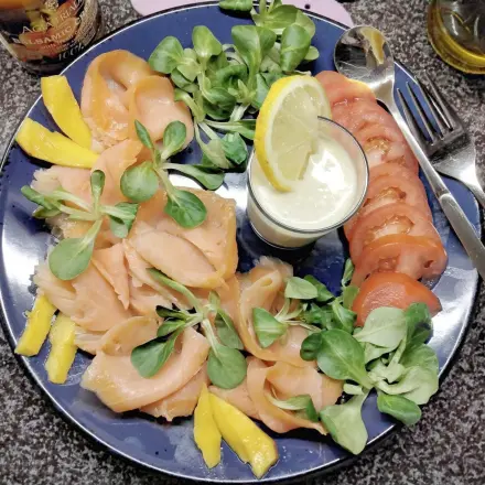 Schnelles Meerrettich-Dressing mit Mango zu Räucherlachs