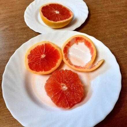 Grapefruit richtig schälen