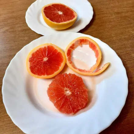 Grapefruit richtig schälen