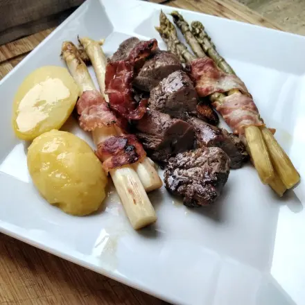 Lammfilet mit Spargel im Speckmantel