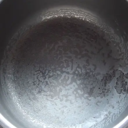 Eingekochte Milch in Edelstahltöpfen