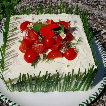 Pikante Sandwichtorte mit Frischkäse