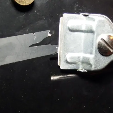 Kleberreste von Briefkasten entfernen