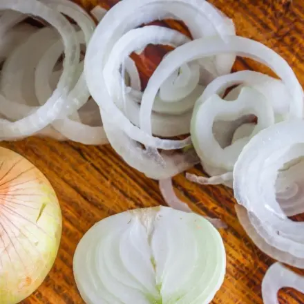 Zwiebeln schneiden ohne Tränen - 5 einfache Tricks