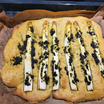 Bärlauch-Focaccia mit Spargel